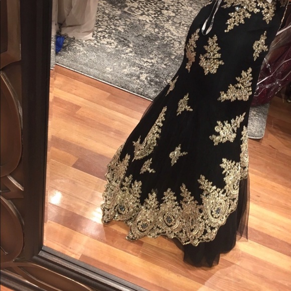 Black and gold prom dress - Picture 3 of 4